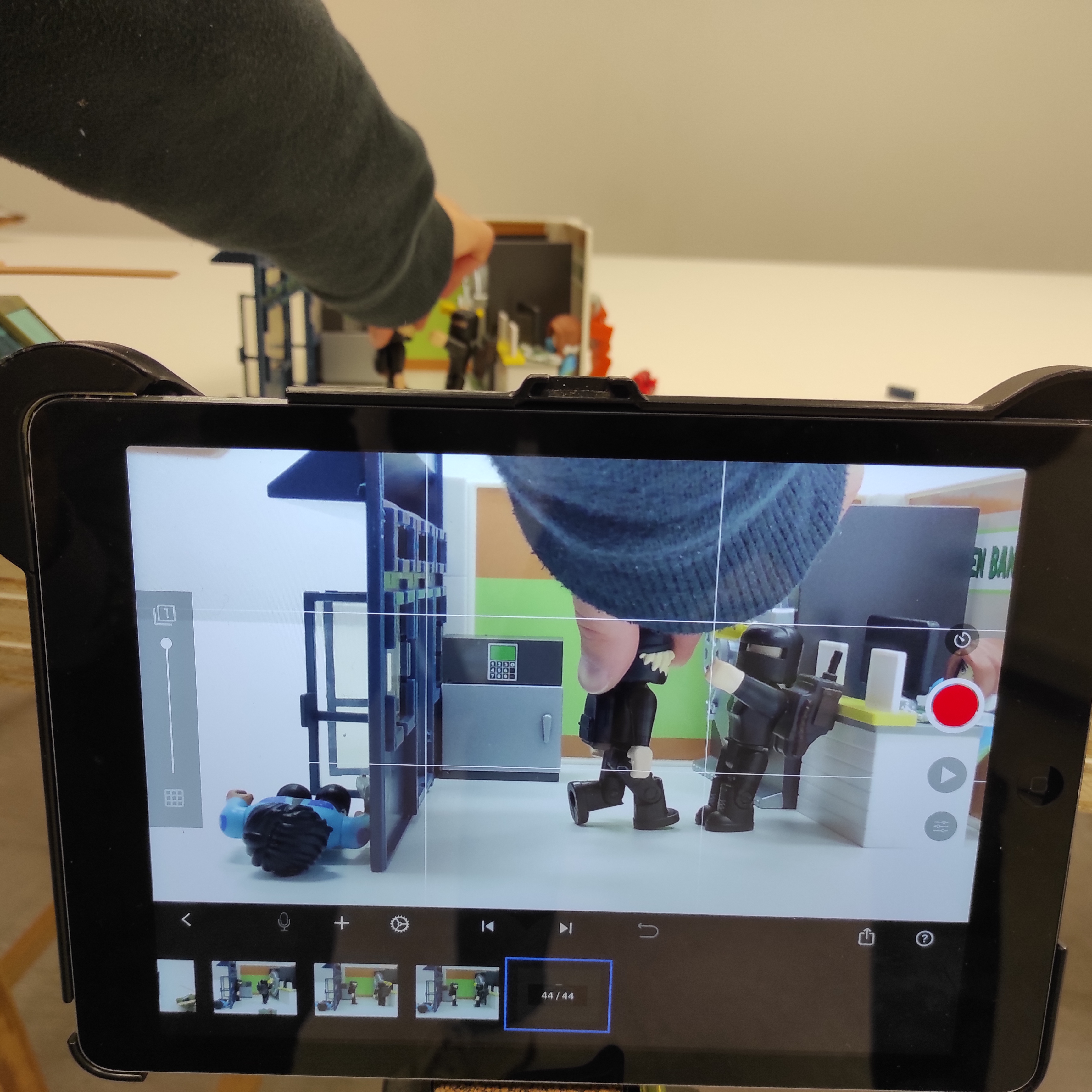 Das Bild zeight einen Laptop, auf dem gerade ein Online-Meeting mit 4 Personen abgehalten wird.