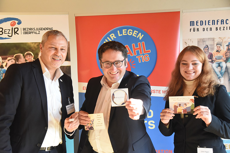 Unterstützt durch Tobias Gotthardt, Staatssekretär im Bayerischen Staatsministerium für Wirtschaft, Landesentwicklung und Energie, und dem Bezirk Oberpfalz, vertreten durch Kulturreferentin Kerstin Radler.