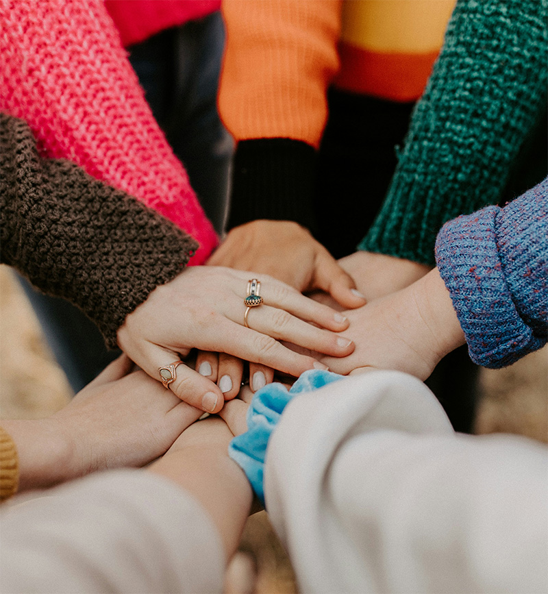 Eine Gruppe von Personen, die sich an den Händen halten, verkörpert Freundschaft und kollektive Stärke.